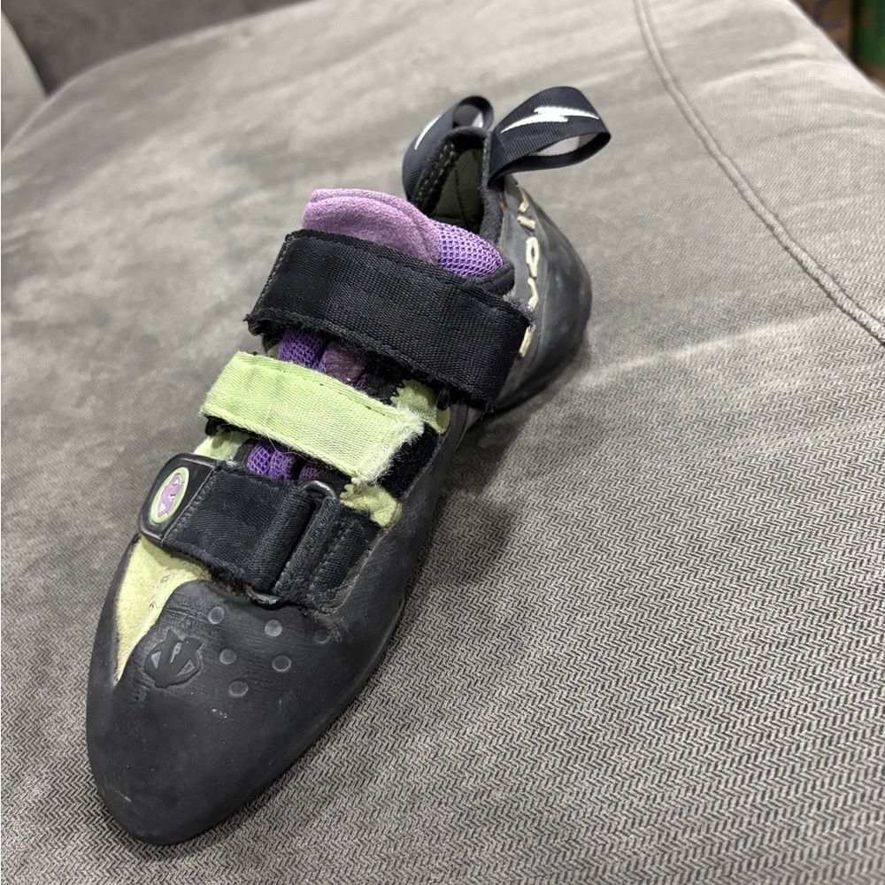 Evolv Shaman Size 7 Black and Green Women's Climbing Shoe